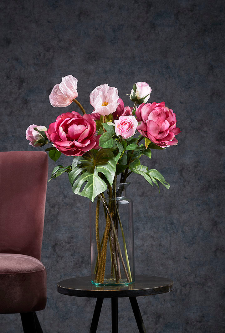 Skibsflaske med buket med rosa blomster