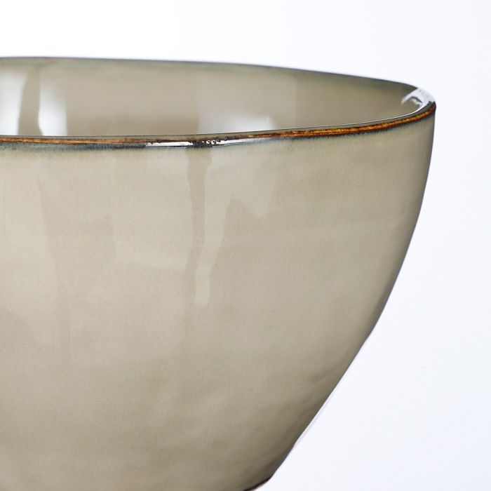 Nærbillede af kant på Tabo skål i cremefarvet keramik