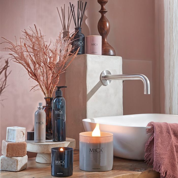 Mica Decorations badeværelsesprodukter ved siden af en håndvask