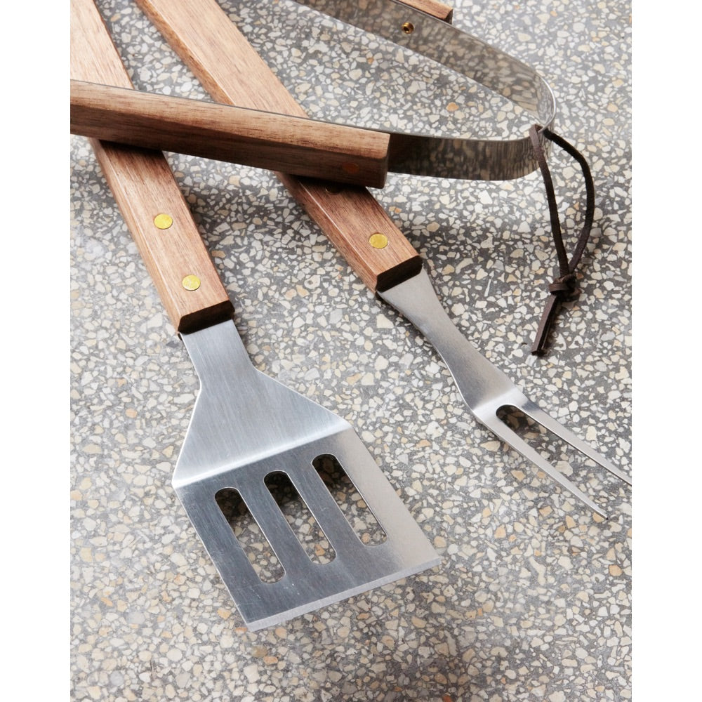 Grillredskaber i akacietræ fra Nicolas Vahé liggende på bordplade