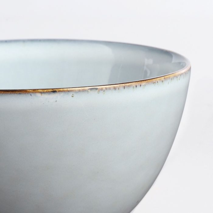Nærbillede af skål fra Tabo servicesæt i lysegrå