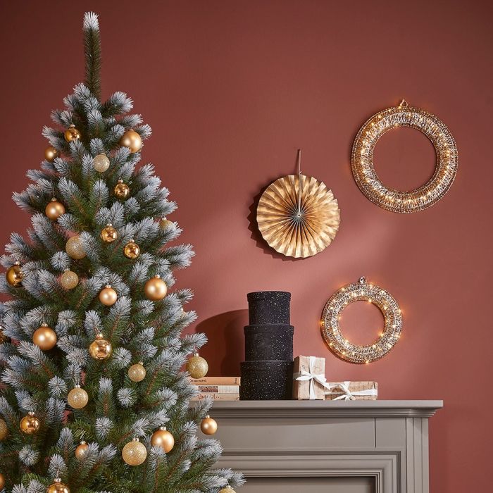 3 runde opbevaringsbokse i sort med stjerner ved siden af juletræ