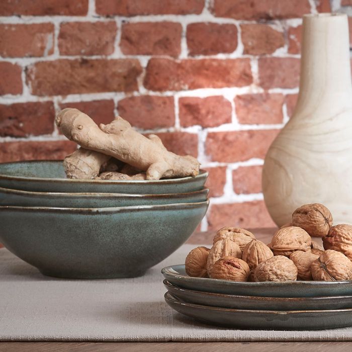 Tabo stentøjsskåle grøn med ingefør og tallerkener med valnødder