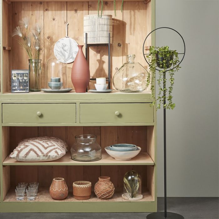 Seks vandglas med rillet struktur 22 cl på nederste hylde af reol