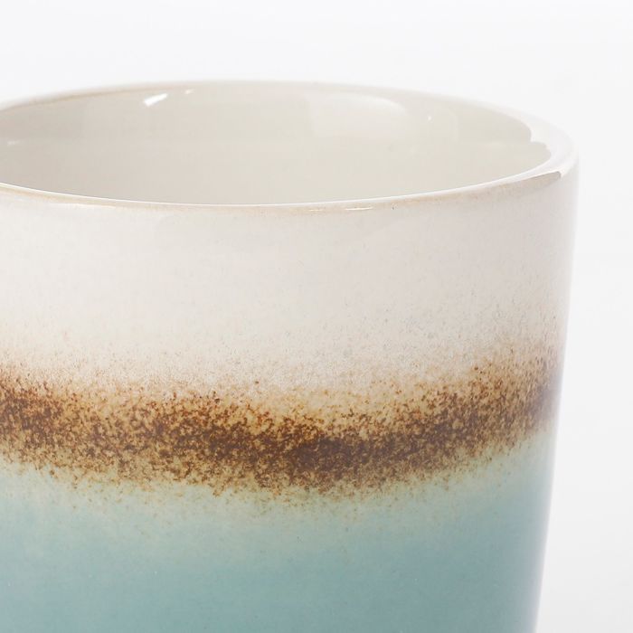 Nærbillede af Tanzi kaffekop hvid