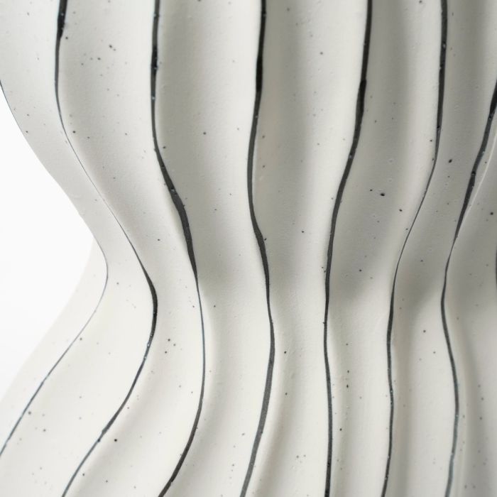 Vase med dekorative streger