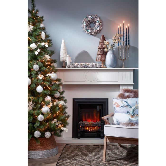 Snehvid krans med blå julekugler