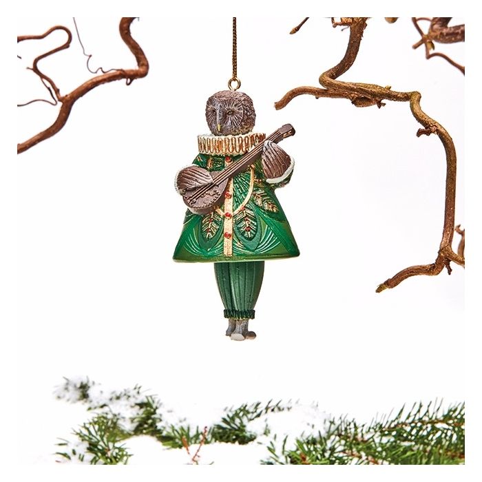 Uglefigur med lut fra Pobra hænger på en gren.