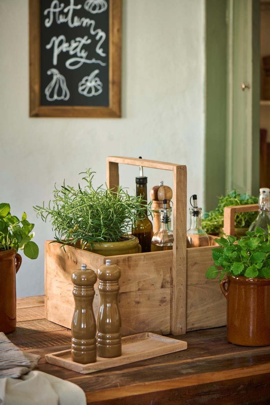 Bakke med lille kant i akacietræ og salt- og peberkværn fra Ib Laursen