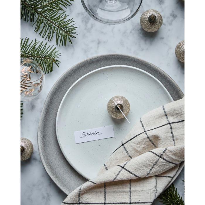 Juledækket bord med julekugler som bordkortholdere
