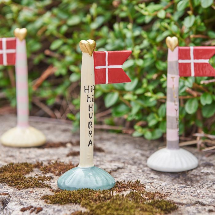Flag med tillykke på flagstang 14 cm højt