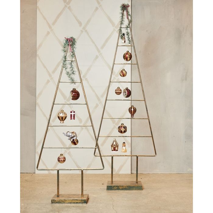 Julekugler fra Speedtsberg på guldfarvede dekorationstræer i metal.