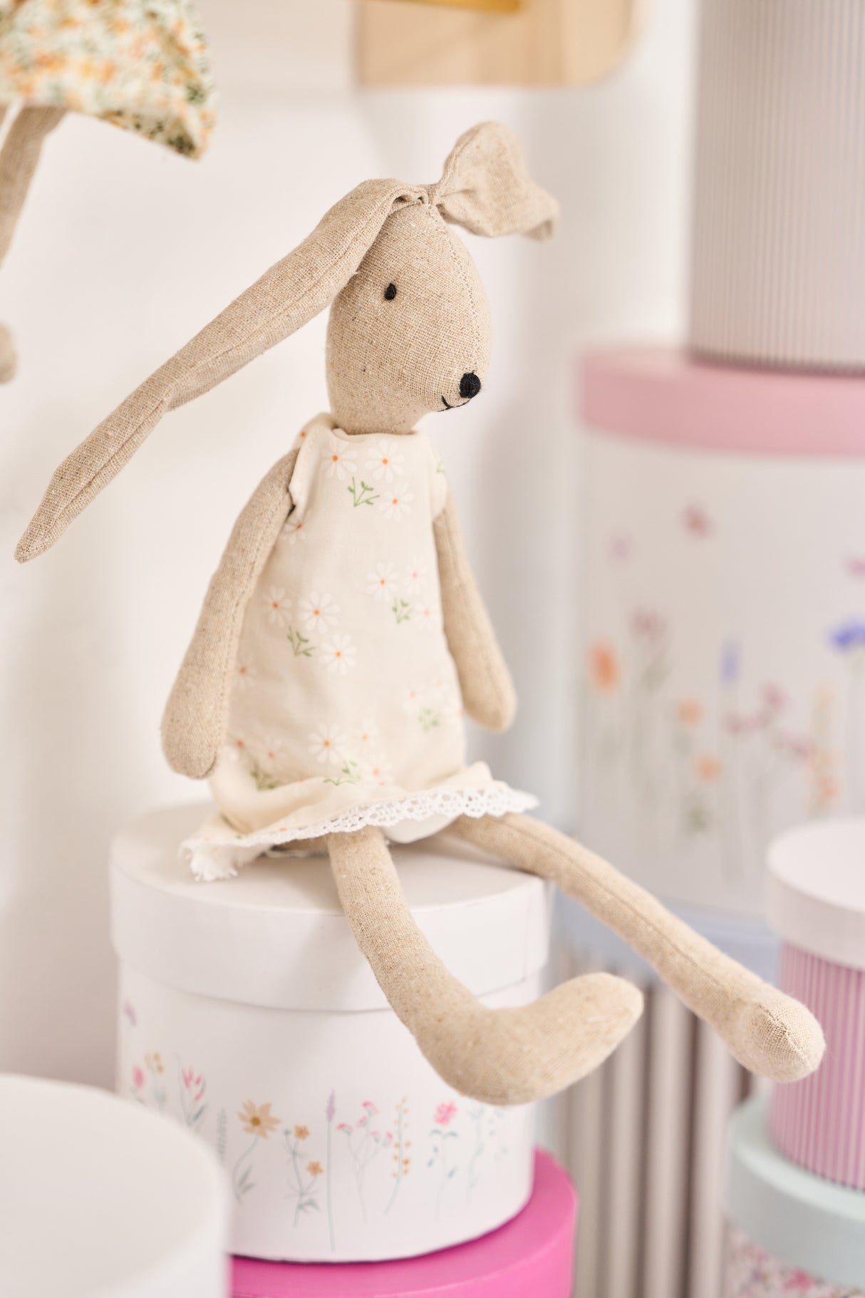 Lulu kanin i blødt stof 33 cm høj fra Speedtsberg siddende på en æske