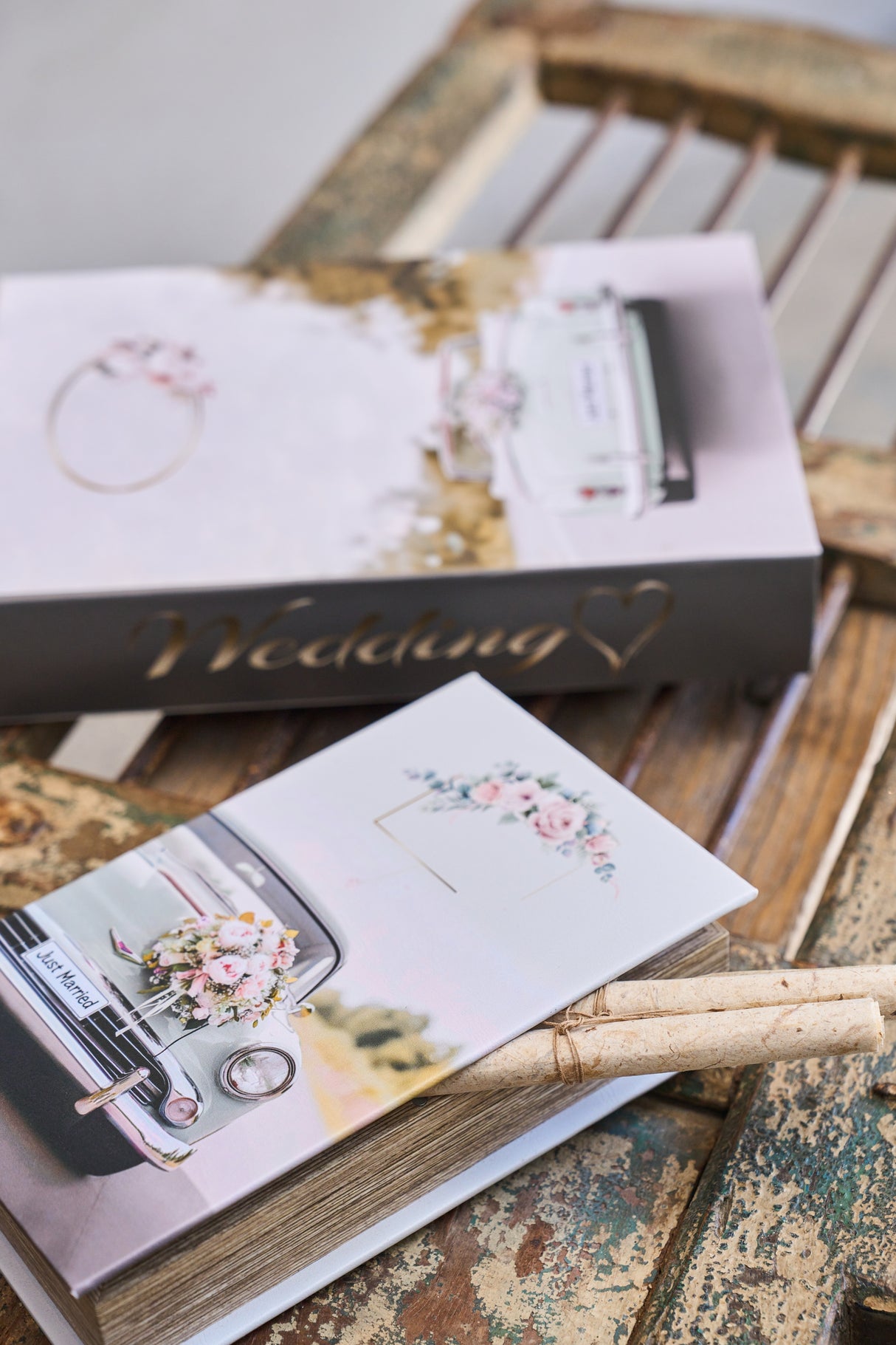 Sæt med to æsker til brudeparret den ene med sange fra festen i