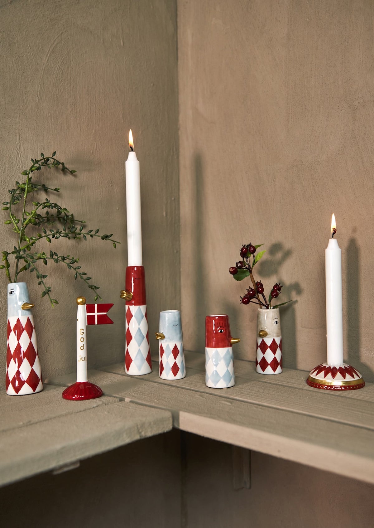 Flaget god jul med matchende keramik i røde og lyseblå nuancer fra Speedtsberg