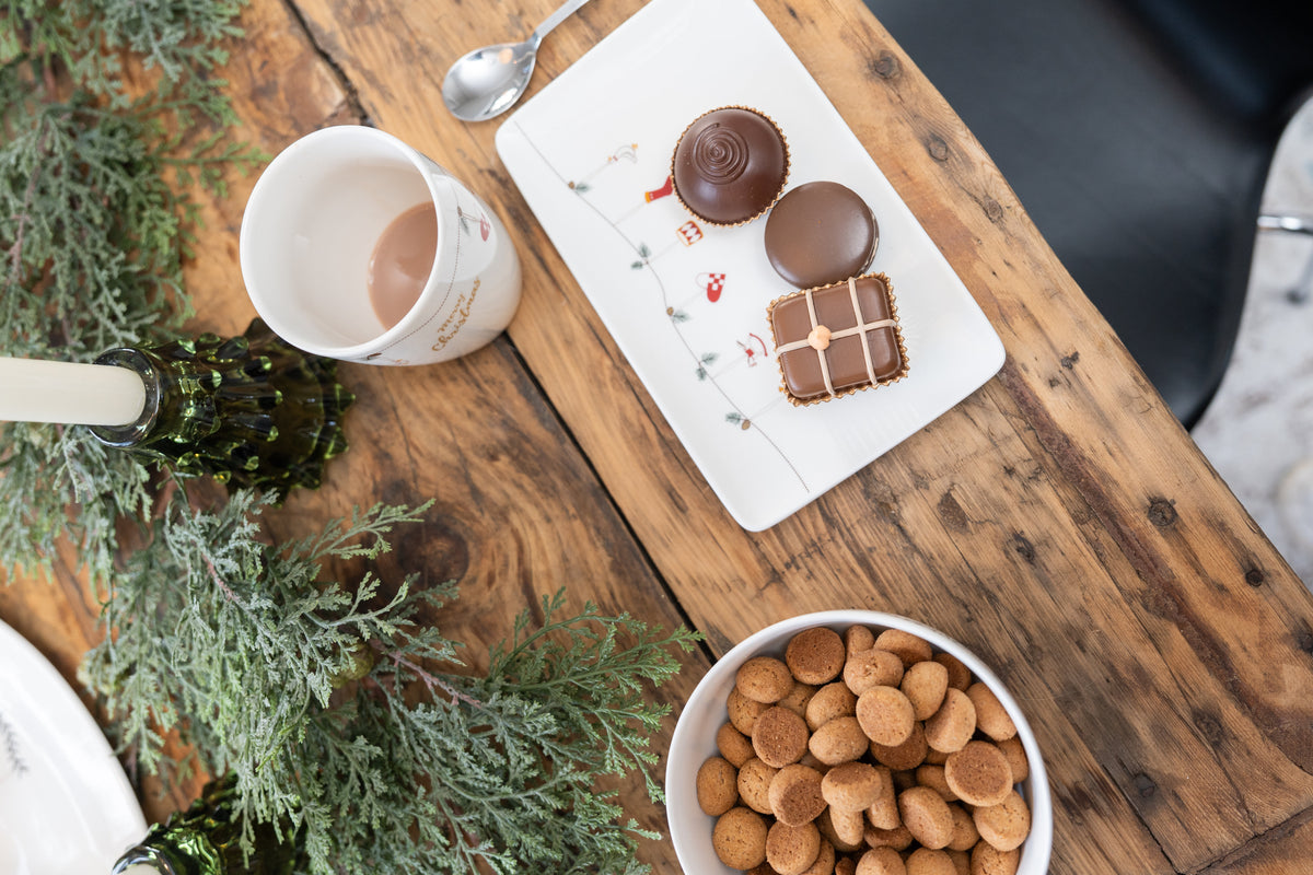 Julestel i porcelæn på spisebord set oppe fra