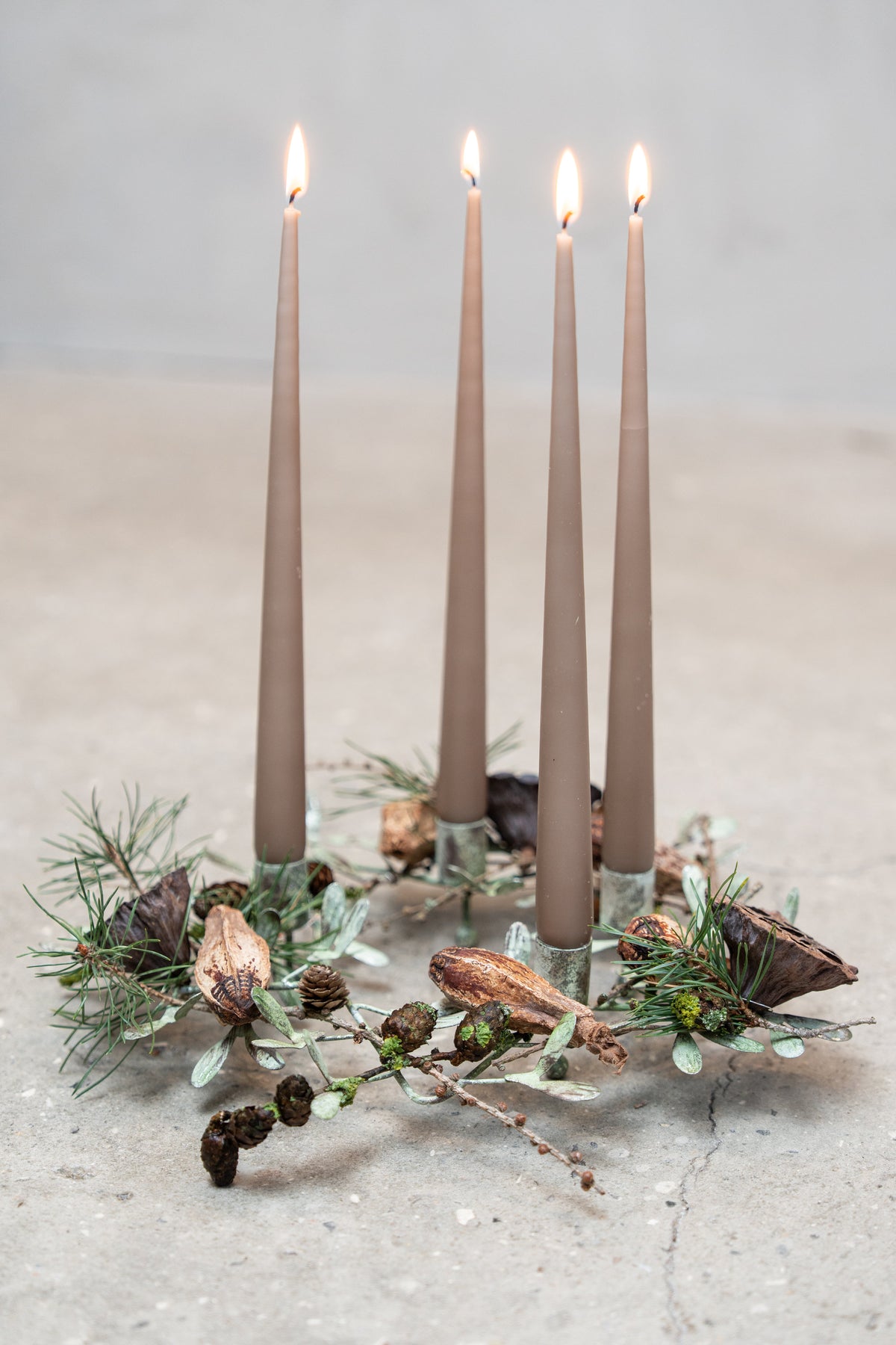 Adventsstage i antikgrønt metal pyntet med naturmaterialer og malvafarvede stearinlys