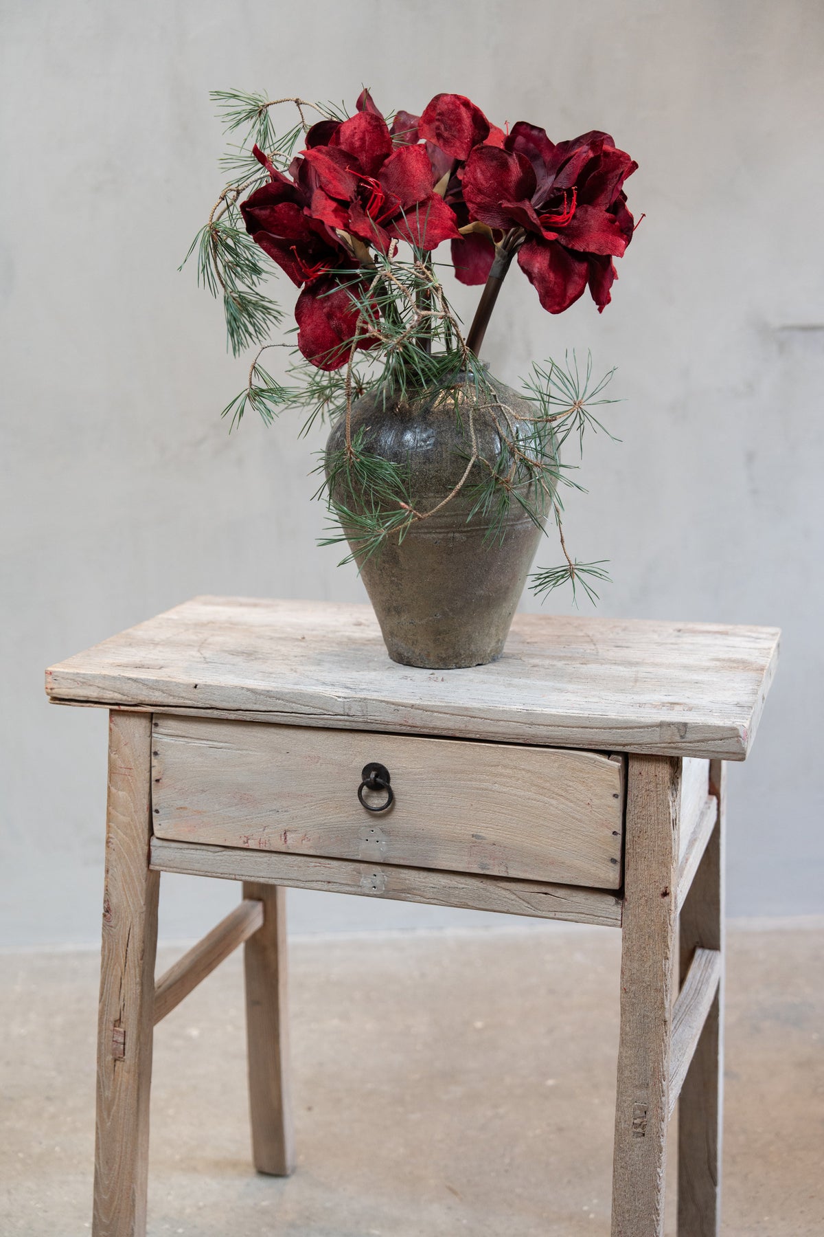 Buket med kunstige amaryllis stilke med vinrøde blomster smat fyrgene i vase
