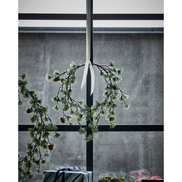 Krans hængt op som vinduespynt