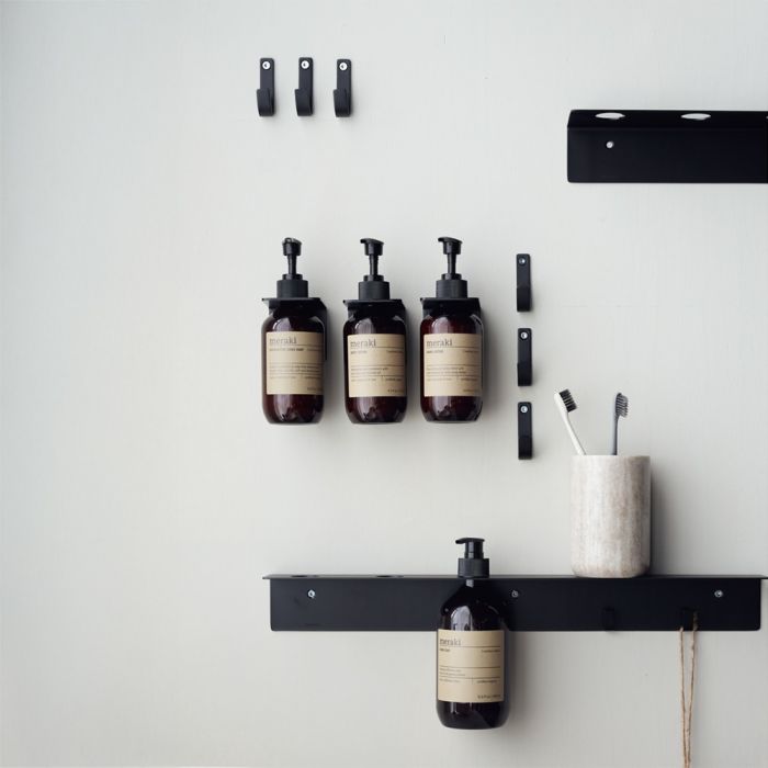 Hele serien af sorte vægophæng fra Meraki hængende på væg