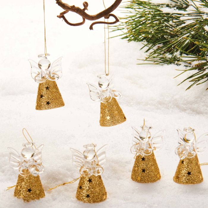 Engle i glas med guldglimmer og guldstjerner på deres kjoler. Englene kan hænges op på en pyntegren eller på selve juletræet. Fra Pobra.