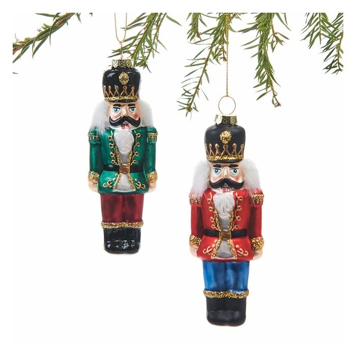 Julekugler formet som soldaten fra Nøddeknækkeren hængende på grangren.
