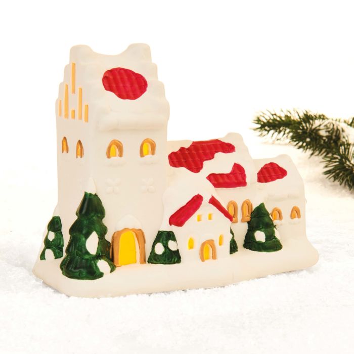 Landsbykirke med lys i