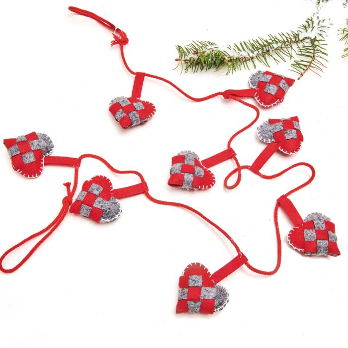 Guirlande med filthjerter i rød og grå