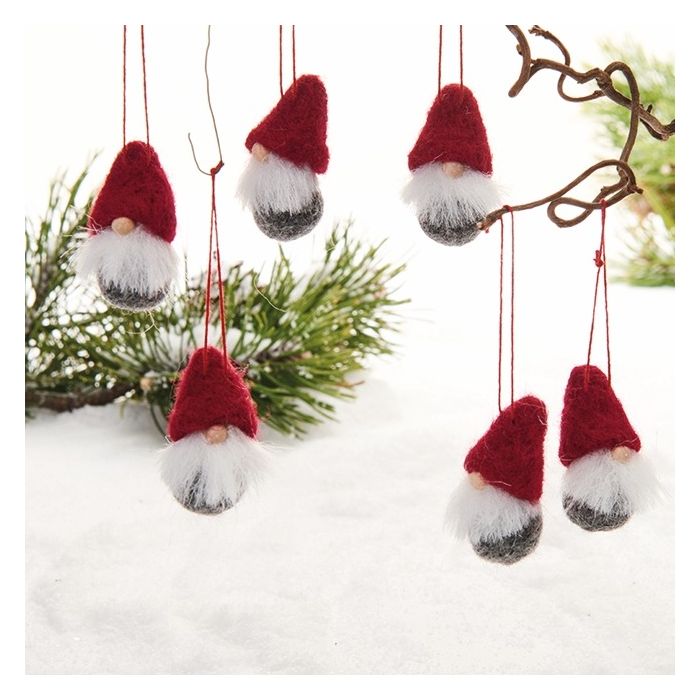 Nissegnomer fra Pobra hængende på en gren.