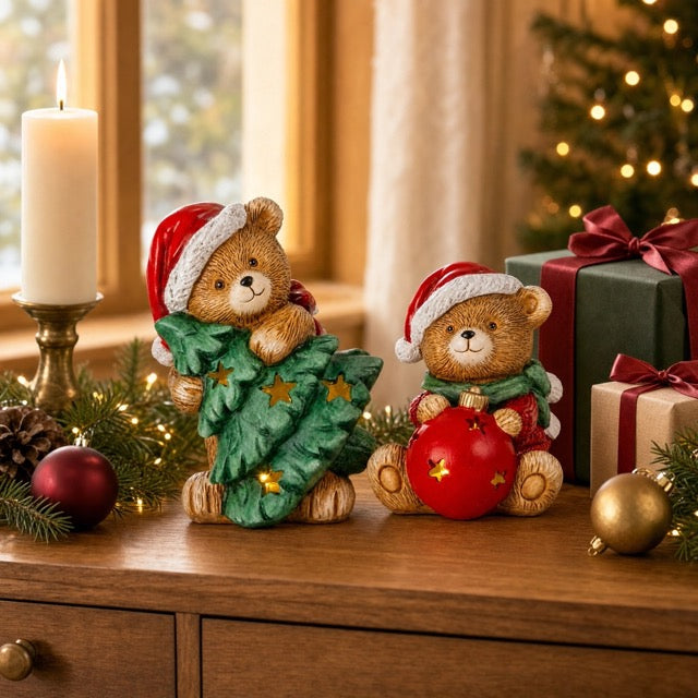Julebamser med LED-lys stående på kommode sammen med juledekoration