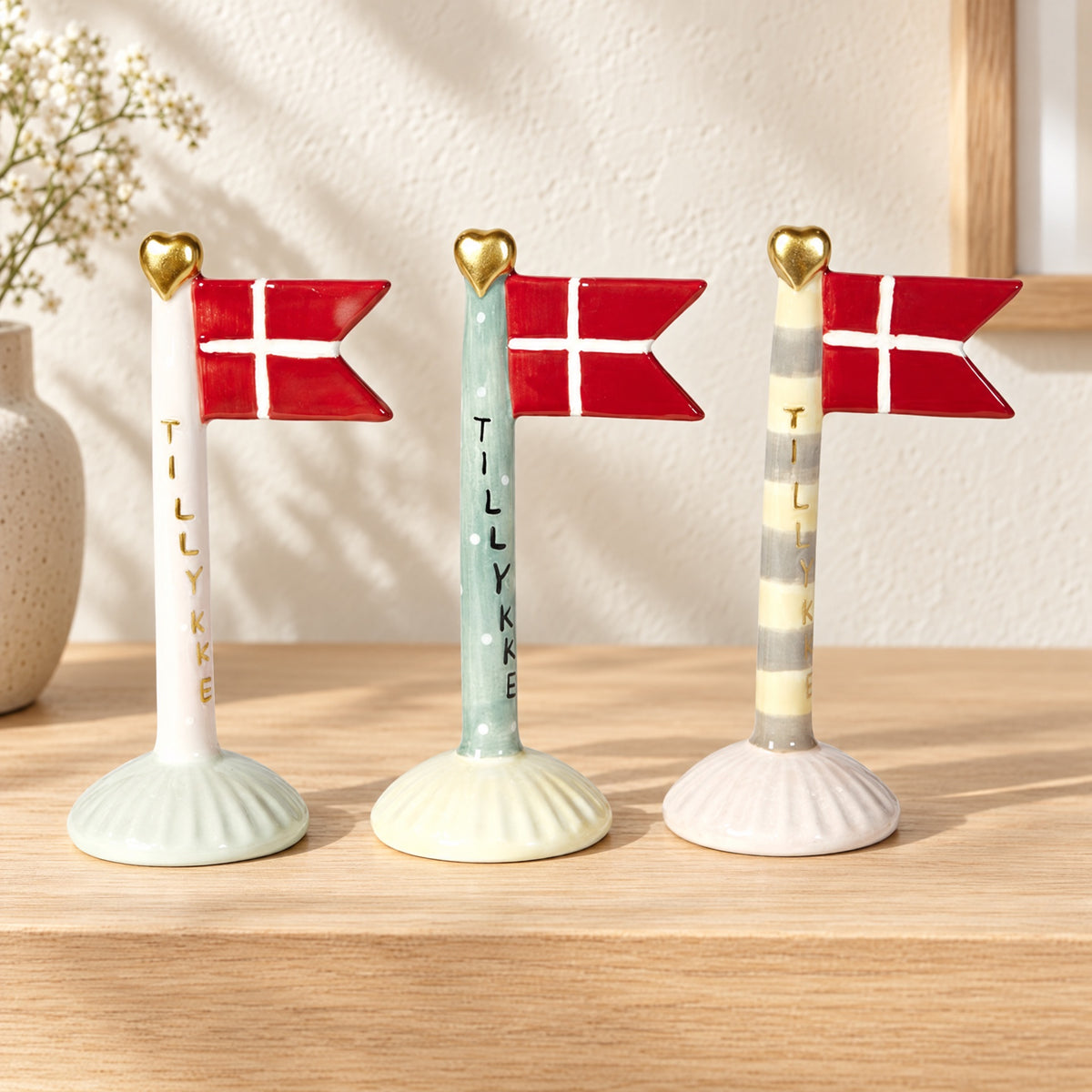 Flag med tillykke på flagstang 14 cm højt