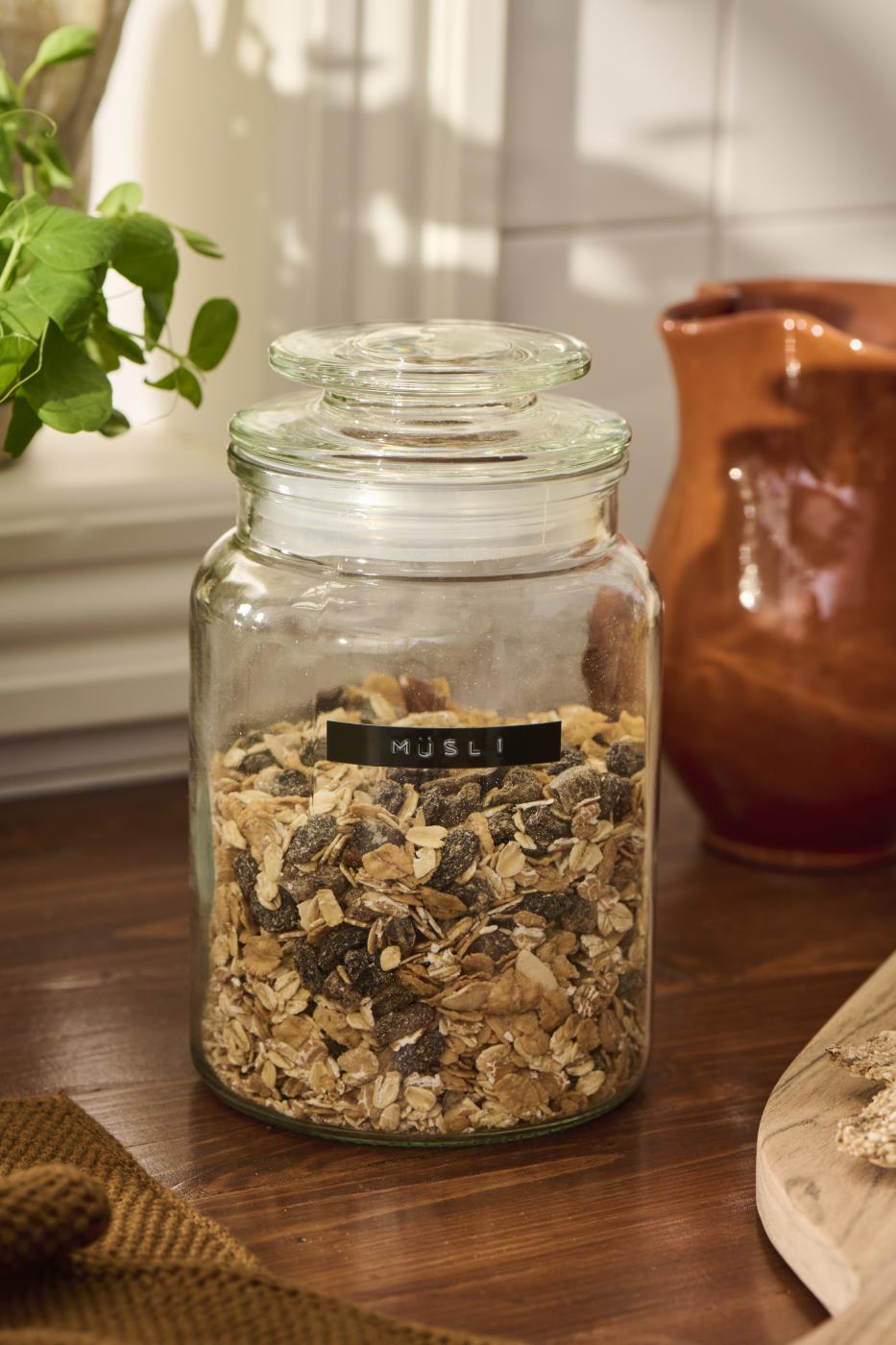 Opbevaringsglas fra Ib Laursen fyldt med tørvarer på et rustikt køkkenbord