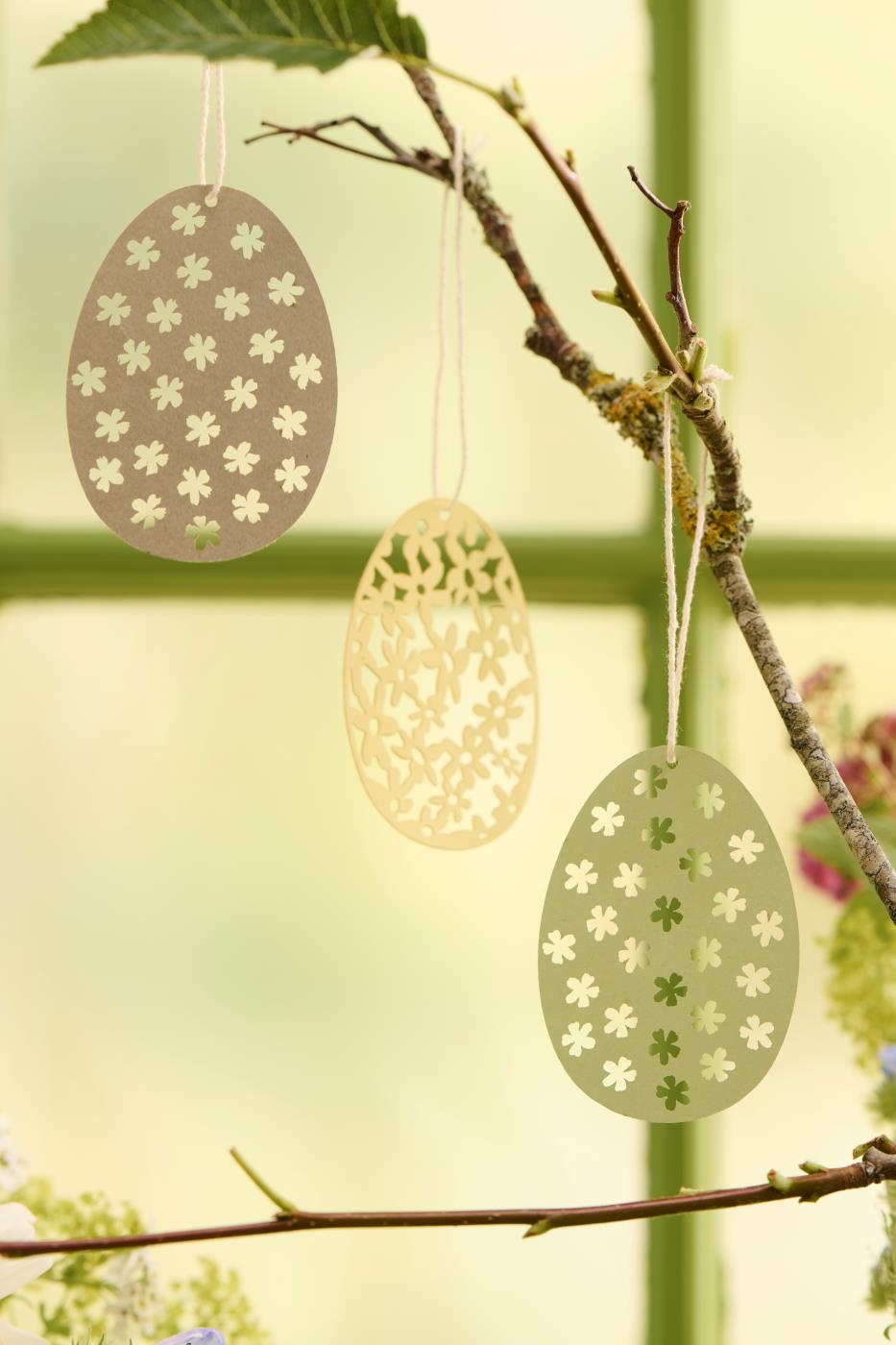 Påskeæg med blomstermønster på gren