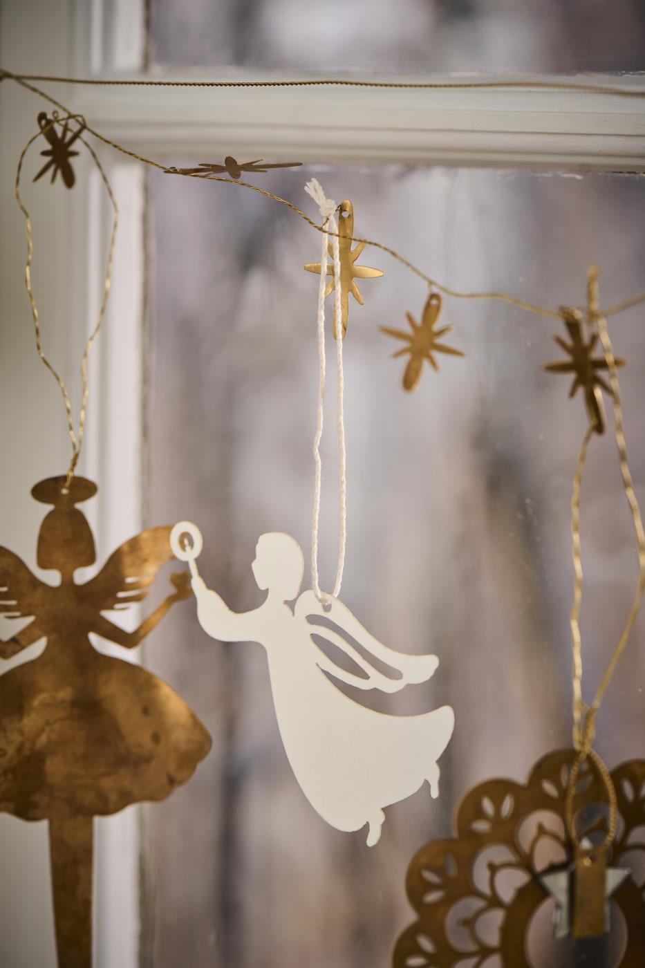 Papirklip med engel med lys fra Ib Laursen hængende på guirlande
