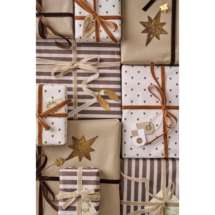Julegavepapir med brune hjerter