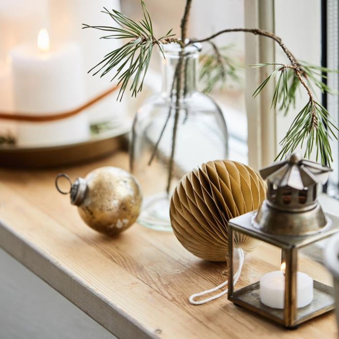 Ib Laursen mini lanterne med bølget skorsten i vindueskarm med julekugler