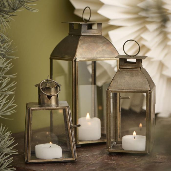 Tre messing lanterner fra Ib Laursen med levende lys