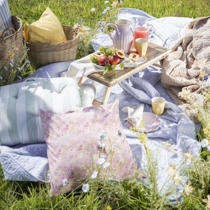 Quilt med hvide og blå mælkedrengestriber