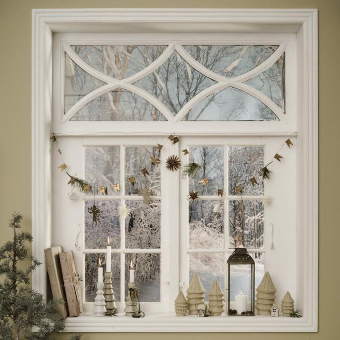 Ib Laursen Alexander lanterne 33 cm mønstret top i vindue med julepynt