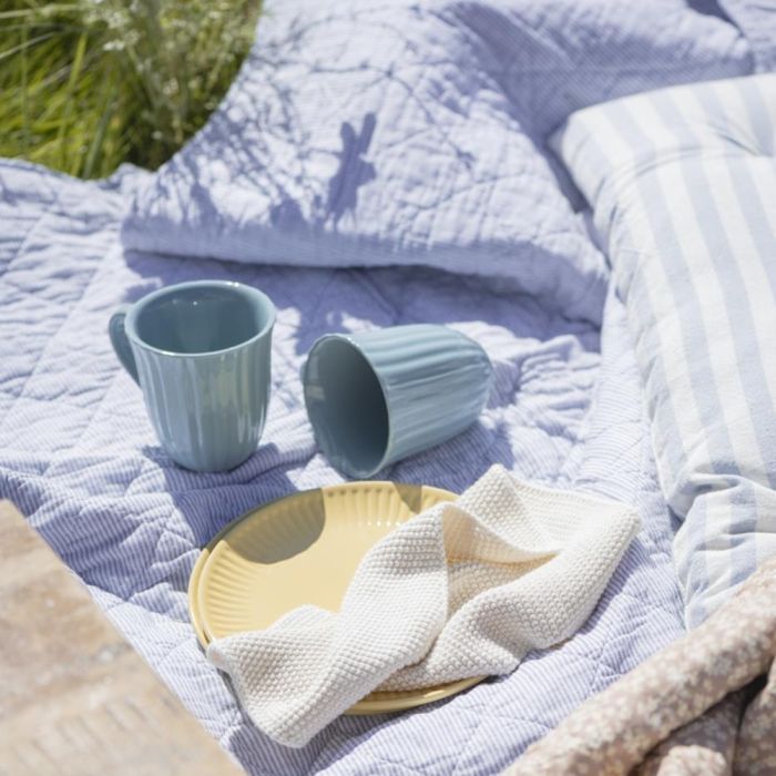 Quilt med hvide og blå mælkedrengestriber