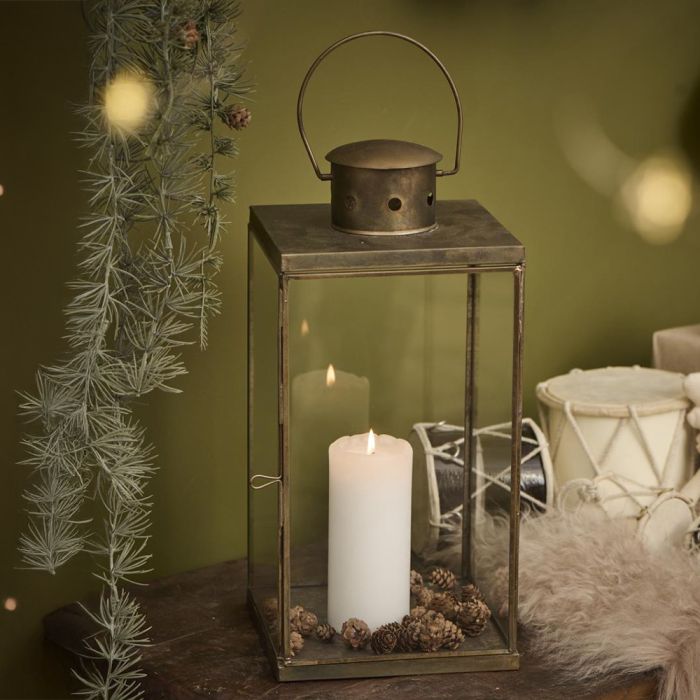 Ib Laursen Sofus lanterne 38 cm med grankogler og levende lys