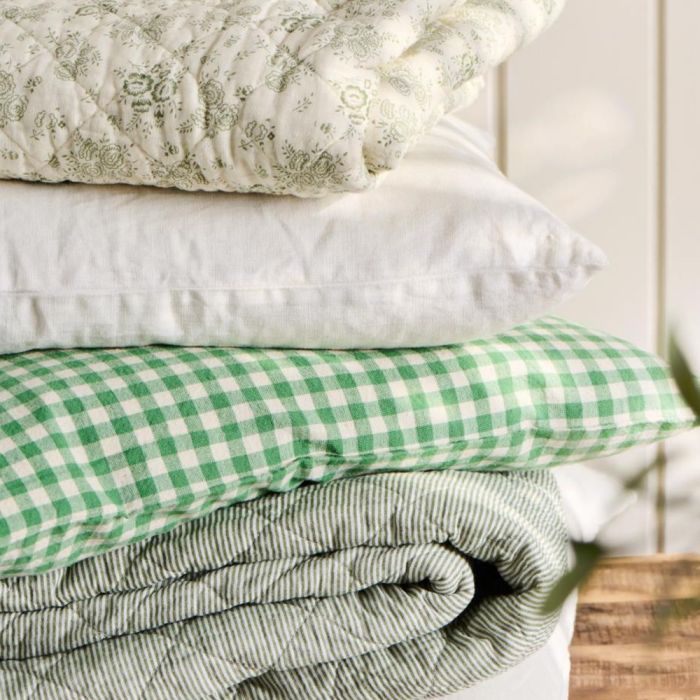 Quilt med hvide og støvgrønne mælkedrengestriber