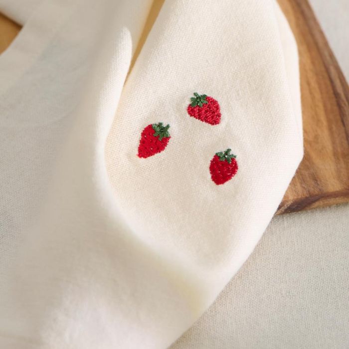 Nærbillede af Ib Laursen Summer Vibes stofserviet med jordbær