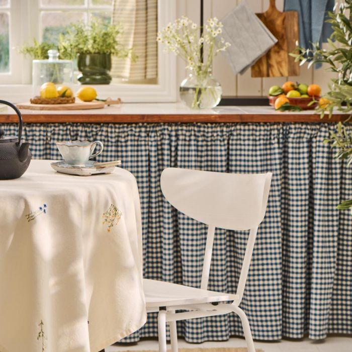 Ib Laursen Flora dug 150x250 butter cream med i køkken