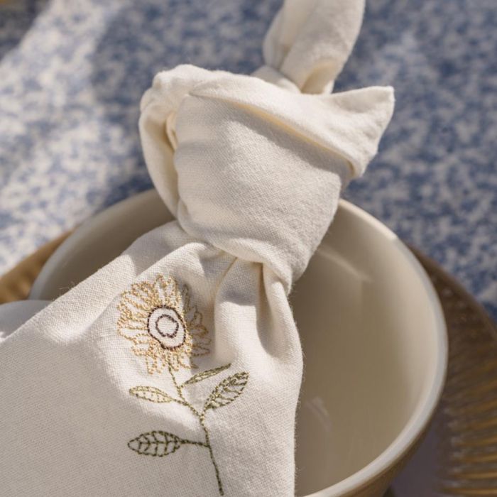 Ib Laursen Flora stofserviet butter cream med solsikke med knude ovenpå en skål