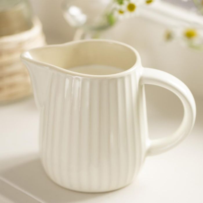 Mynte mælke-/flødekande i farven butter cream fra Ib Laursen med mælk