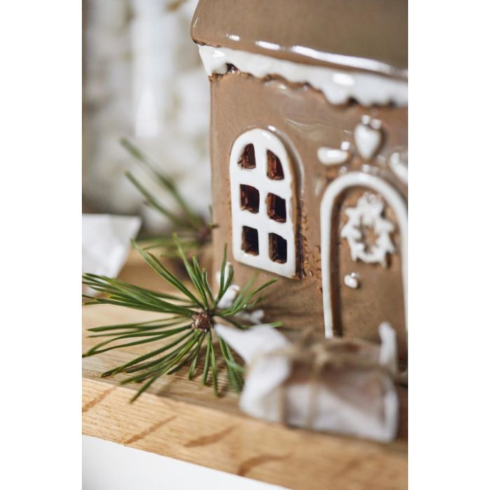 Honningkagehus til fyrfadslys med dørkrans