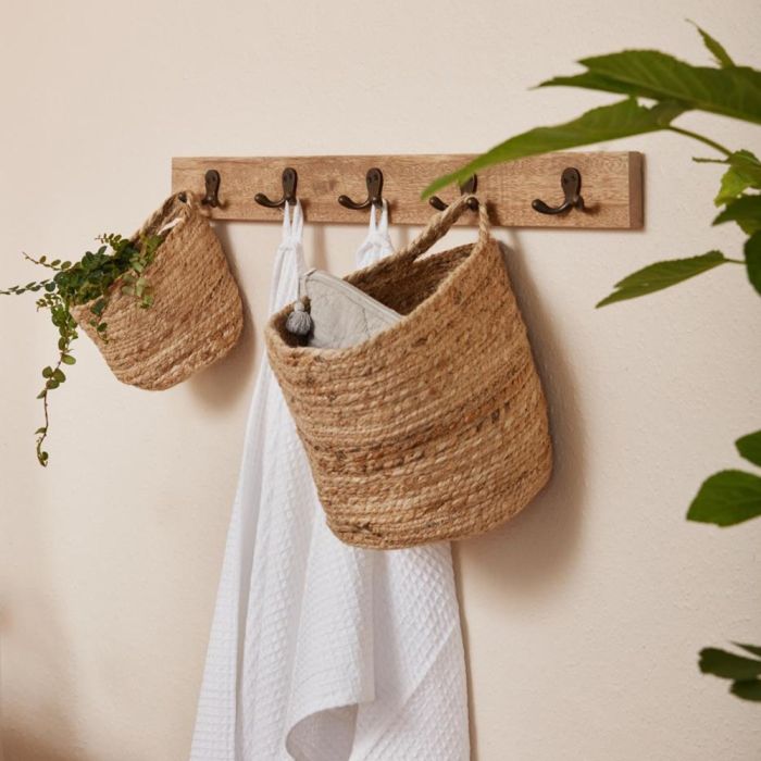 Ib Laursen Unika knagerække med 5 knager på beige væg med kurve hængende på knager