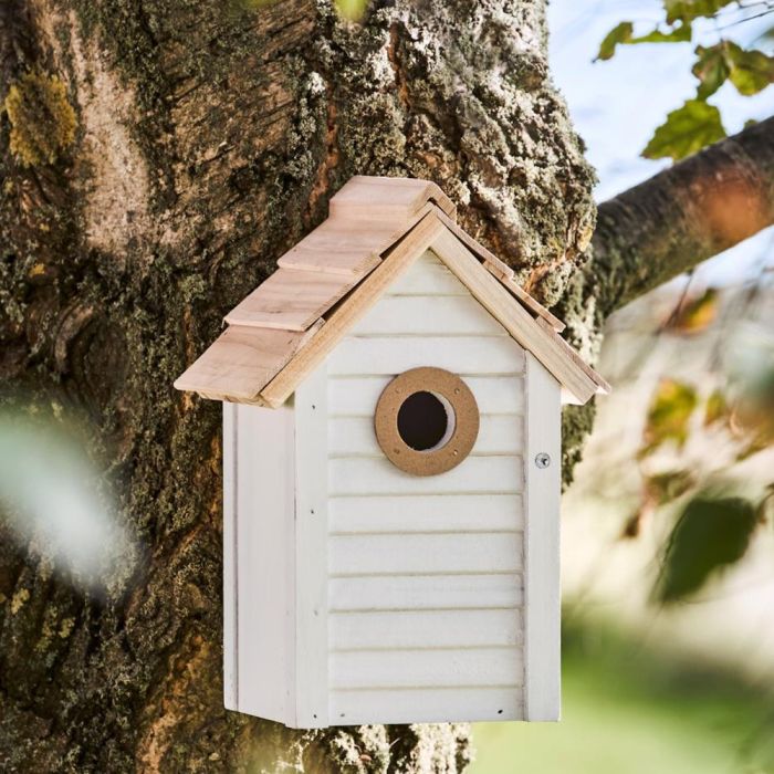 Ib Laursen fuglehus i hvidt fyrretræ til havens småfugle på træstamme