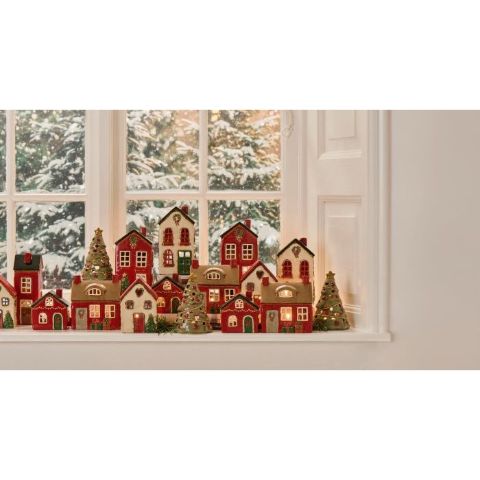 Stillenat Hus til fyrfadslys med rød dør